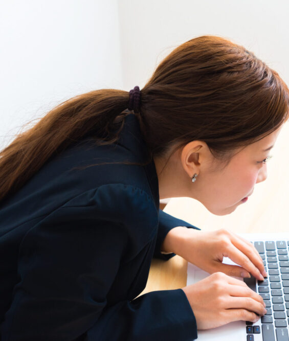 巻き肩は放っておくと猫背やストレートネックの原因に！巻き肩の治し方を紹介