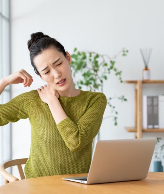 肩コリの原因は首のゆがみにあった！簡単にできる姿勢の直し方を解説