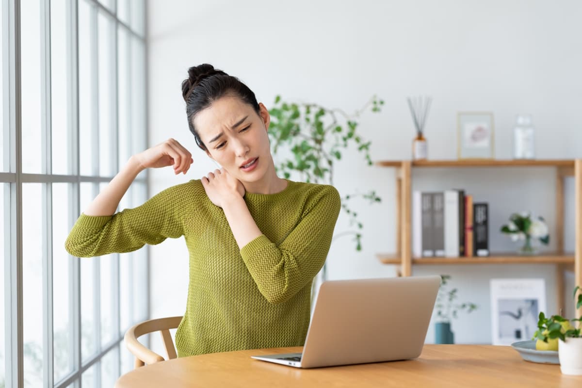 肩コリの原因は首のゆがみにあった！簡単にできる姿勢の直し方を解説
