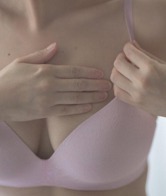 ブラジャーが上がってくるのはなぜ？原因や対処法・自分に合ったブラジャーの選び方