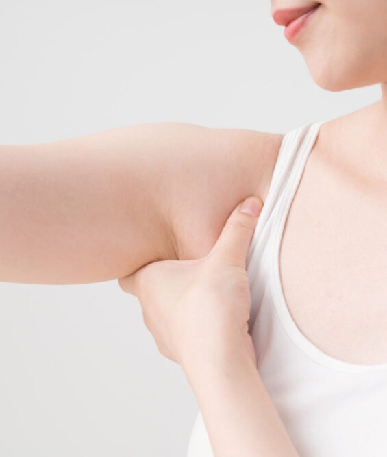 脇の肉はなぜはみ出る？原因と対策、目立たせない方法まで解説