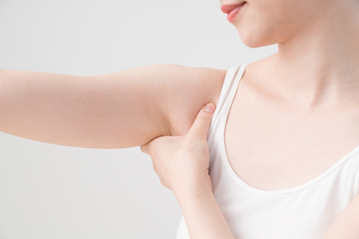 脇の肉はなぜはみ出る？原因と対策、目立たせない方法まで解説