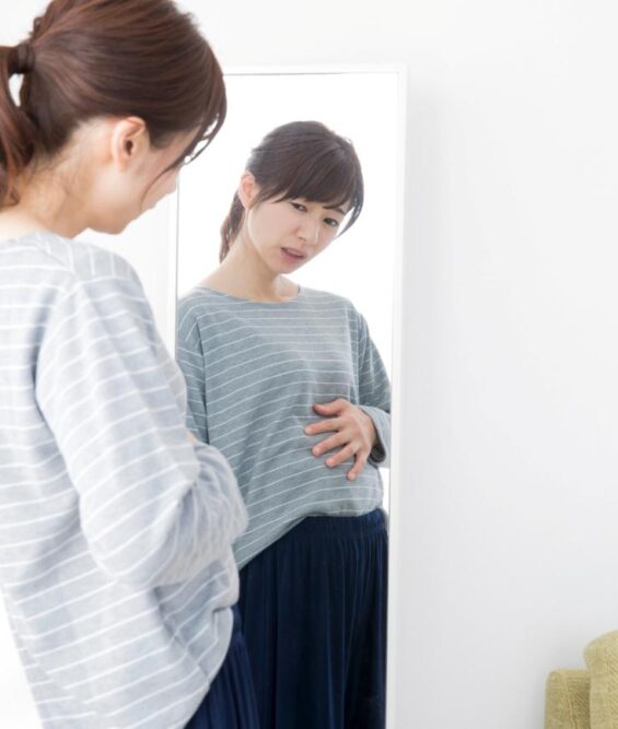 女性のぽっこりお腹の原因と対策｜運動・食事改善・生活習慣の総合ガイド